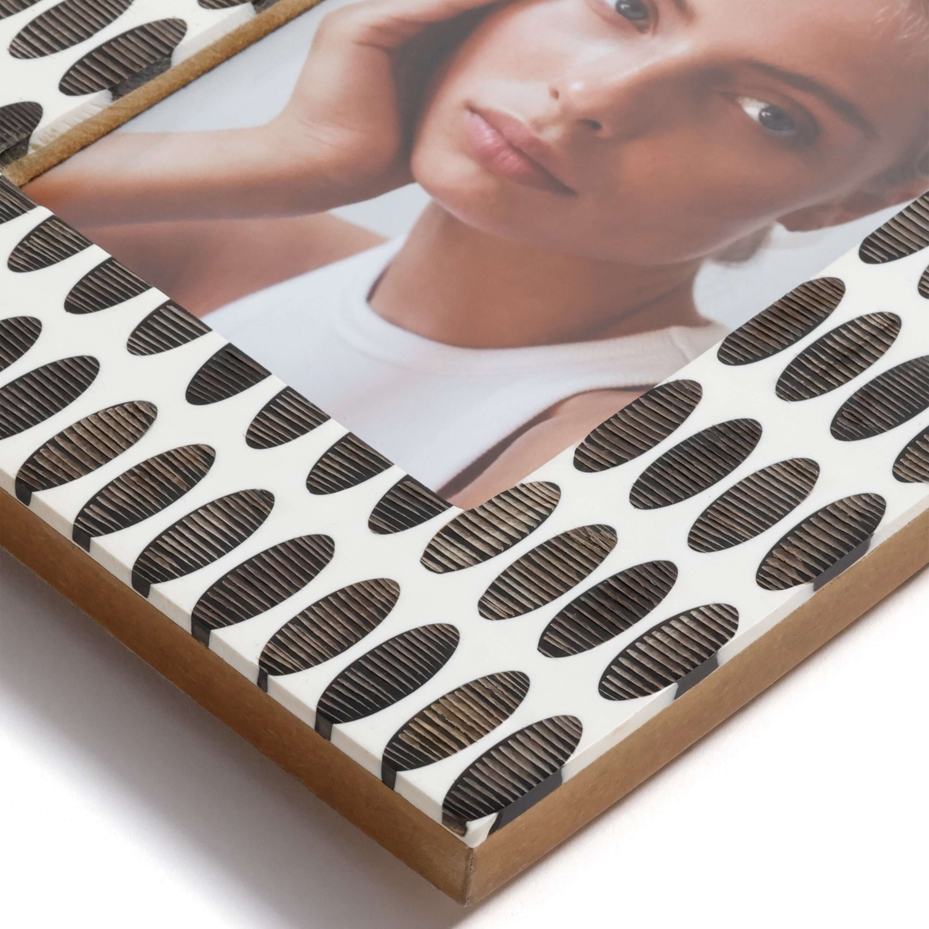 Sahara White Resin with Oval Chiseled Horn Photo Frame showcasing unique design and texture.